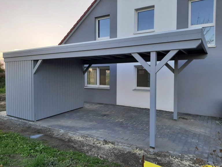 Einzelcarport mit Geräteraum in Wendeburg Grau gestrichener Carport aus Holz mit Geräteraum neben einem modernen Wohnhaus.