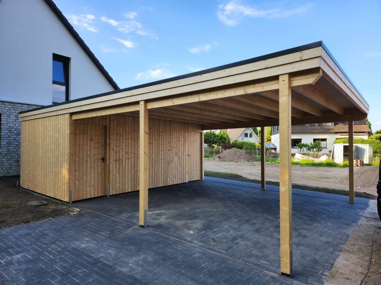 Doppelcarport Fichte in Natur mit 2 Geräteräumen für ein Doppelhaus in Gifhorn Doppelcarport Fichte in Natur mit 2 Geräteräumen für ein Doppelhaus